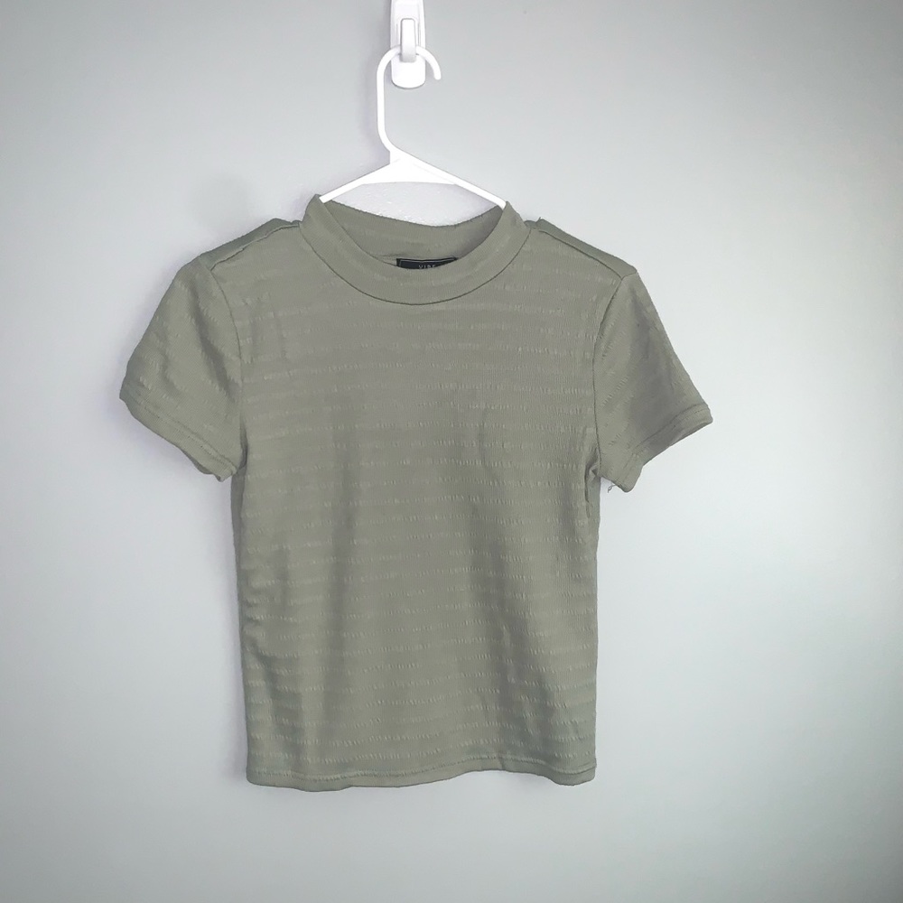 Vibe sportswear green mock neck fitted shirt. Detailed stitching. Size medium.